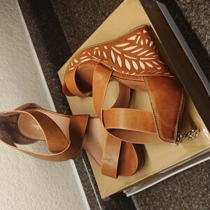 Criss Cross Strap Tan Wedge Heel Sandals Zip Back Leaf Detail Size 7.5 - 8